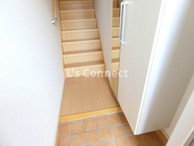 【玄関】 | ラポームメゾンⅡ | 背の高い下駄箱には鏡付きで身だしなみチェック。