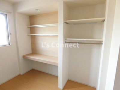 【設備】 | ラポームメゾンⅡ | 洋室には棚があります。