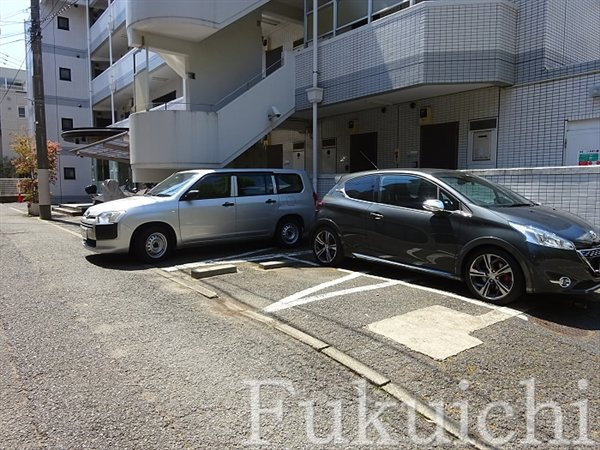 PRESTIGE GAKUGEIDAI〈プレステージ学芸大〉の駐車場