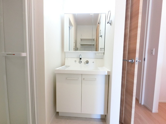 ファミールの洗面所|三面鏡付き洗面化粧台