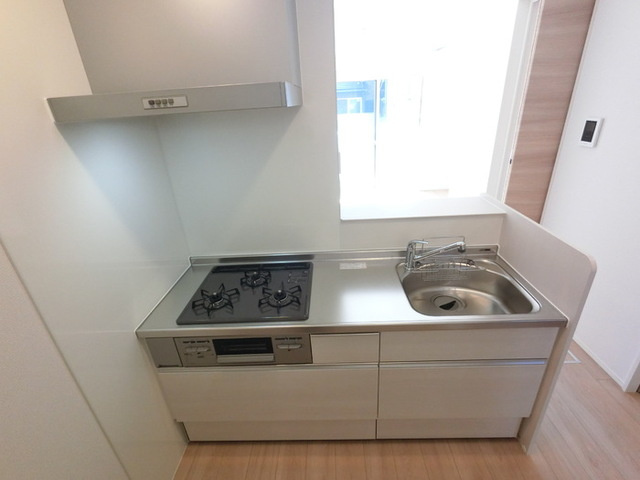 ファミールのキッチン|３口コンロ付きシステムキッチンです。