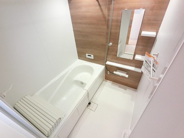 ファミールの浴室|浴室換気乾燥機付き一坪タイプの浴槽です。