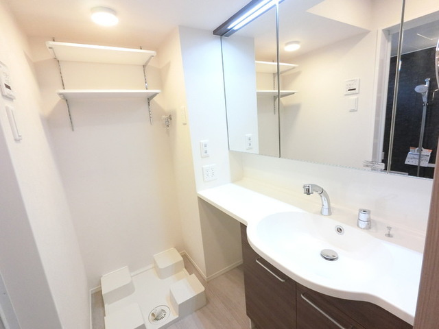 コンフォート上和田の洗面所|三面鏡付きカウンター洗面