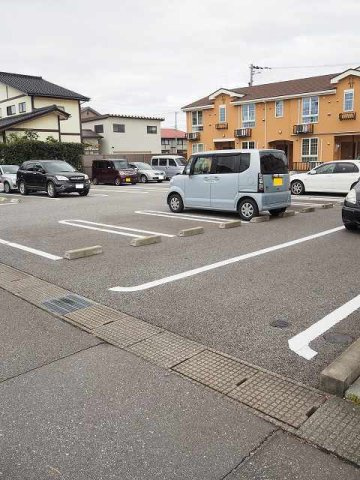サン　プロミネンス　Ａの駐車場