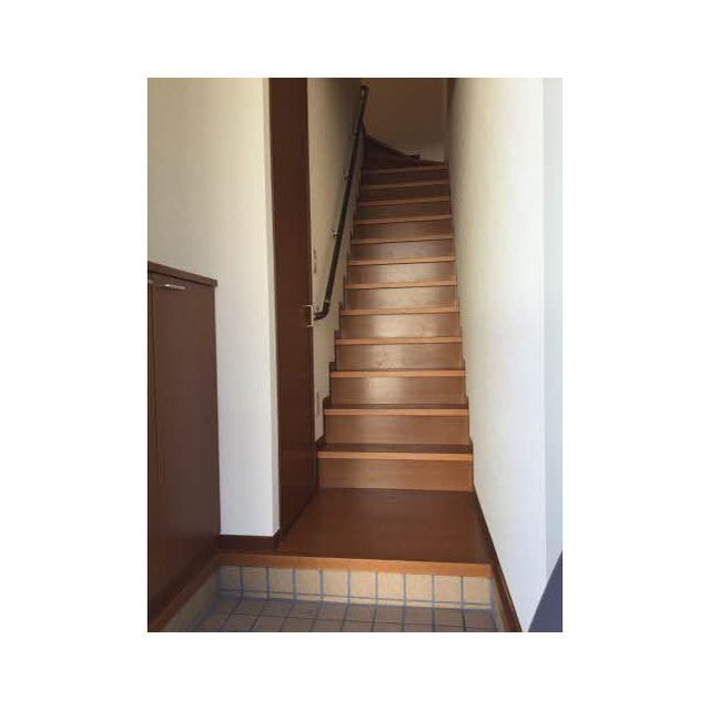 岐阜市芋島５丁目のアパートの玄関