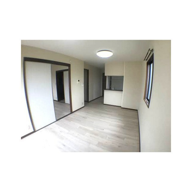 岐阜市岩地３丁目のアパートの居間・リビング