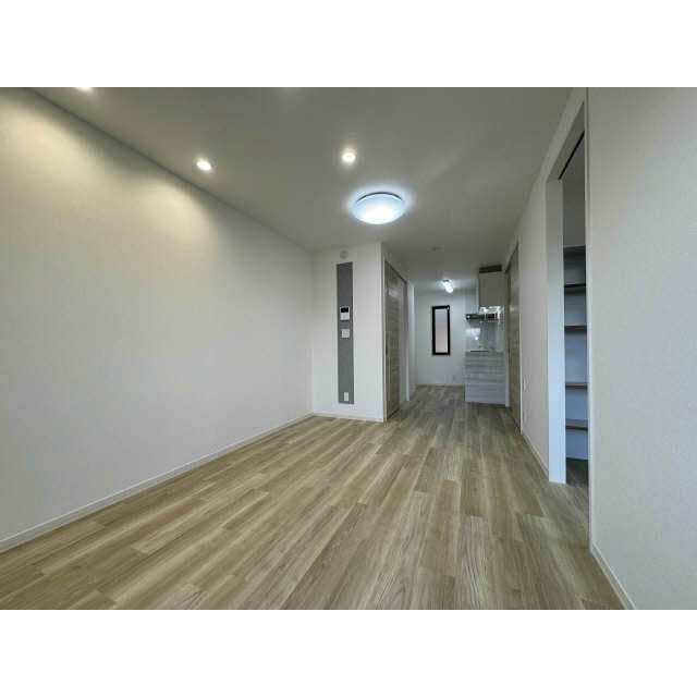 岐阜市切通６丁目のアパートの居間・リビング