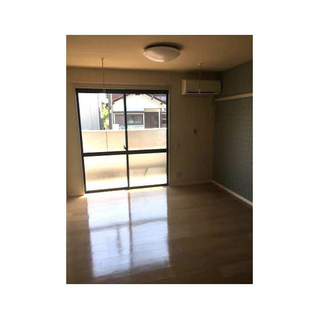 岐阜市高田４丁目のアパートの居間・リビング