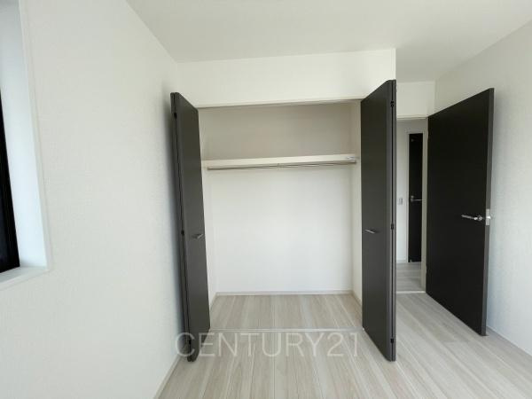 渋川市石原1期 2号棟の収納|ハンガーパイプ付きクローゼットです。