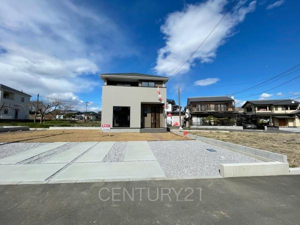 渋川市石原1期 1号棟の前面道路含む現地写真|並列駐車可能な駐車場スペースです。