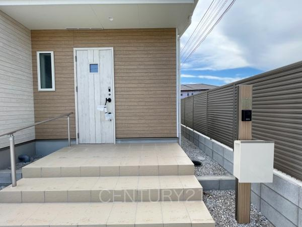 前橋市北代田町A号棟の玄関|スマートキー付きの玄関。
鍵を探すことなくドアの開閉が可能です。
郵便物を守る鍵付きポストです。
インターホンは録画機能付きで防犯面に優れます。