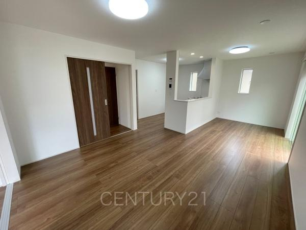 前橋市北代田町A号棟の居間・リビング|大きいソファーがおける広々リビング