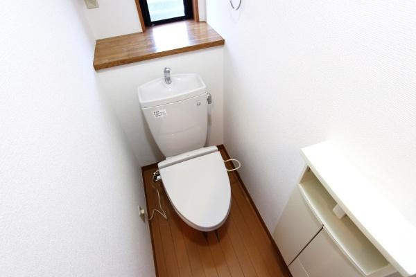 横浜市鶴見区潮田町１丁目の中古一戸建のトイレ|窓があることで換気しやすいトイレです。タンク上部の手洗い付きで便利です。収納スペースも備わっており整理整頓がしやすい設計です。木目調の床が落ち着いた印象を与えています。