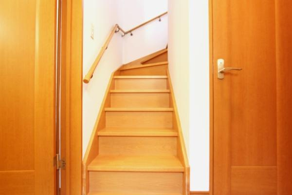 横浜市鶴見区潮田町１丁目の中古一戸建の内装|木目調の階段は室内にあたたかみを感じさせます。手すりも設置されており安心して上り下りできます。明るい色合いで開放感を演出しています。周囲のドアとも調和した仕上がりです。