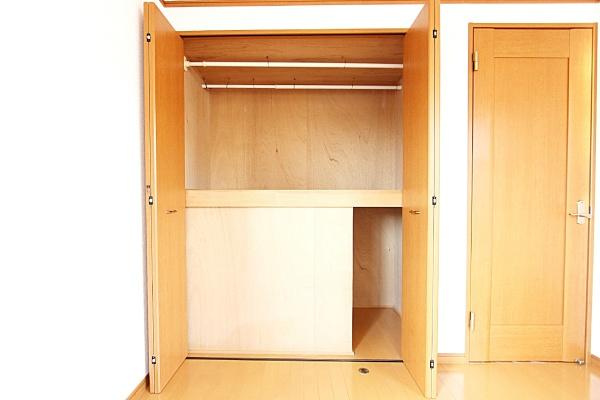 横浜市鶴見区潮田町１丁目の中古一戸建の収納|広々とした収納スペースがあり衣類や季節用品の整理にも便利です。扉付きなのですっきりとした印象になります。内部には棚とパイプが設けられており使い勝手の良さが特徴です。