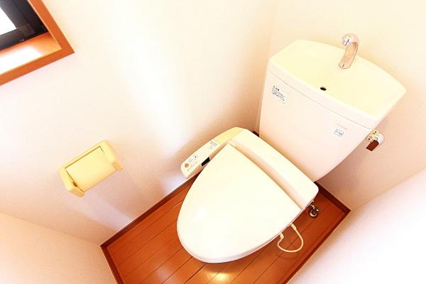 横浜市鶴見区潮田町１丁目の中古一戸建のトイレ|窓から自然光が差し込む明るい空間です。温水洗浄便座が設置されています。床面まで清潔感が保たれています。コンパクトながら使いやすい配置です。シンプルな内装でお手入れもしやすいです。