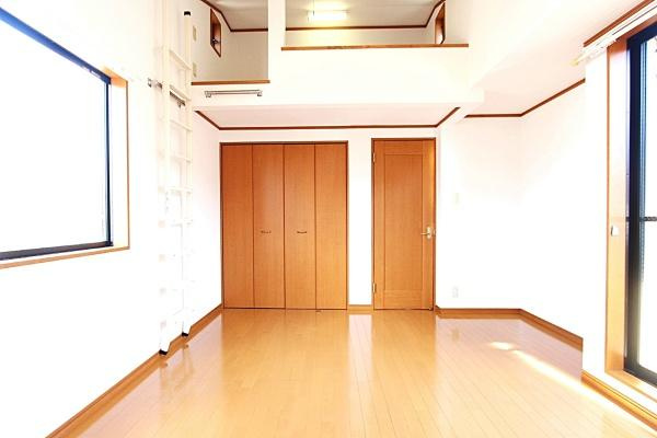 横浜市鶴見区潮田町１丁目の中古一戸建の洋室|明るい日差しが入る洋室です。収納スペースがしっかり備わっています。ロフト付きで空間が立体的に使えます。室内全体に清潔感があります。木目調の床が落ち着いた雰囲気を演出しています。
