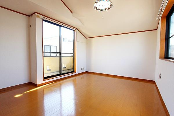 横浜市鶴見区潮田町１丁目の中古一戸建の洋室|窓からの自然光が室内を明るく照らしています。広々とした洋室で複数の家具も配置しやすいレイアウトです。フローリングの質感が空間に温かみを与えています。ベランダへのアクセスも便利です。