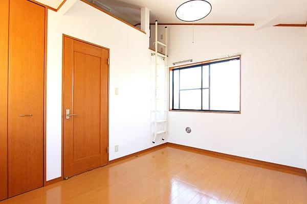 横浜市鶴見区潮田町１丁目の中古一戸建の洋室|明るいフローリングと白い壁で清潔感のある洋室です。収納スペースも備えています。窓からの採光で室内がすっきりと感じられます。ロフトへ上がるはしご付きです。落ち着いた雰囲気の空間です。