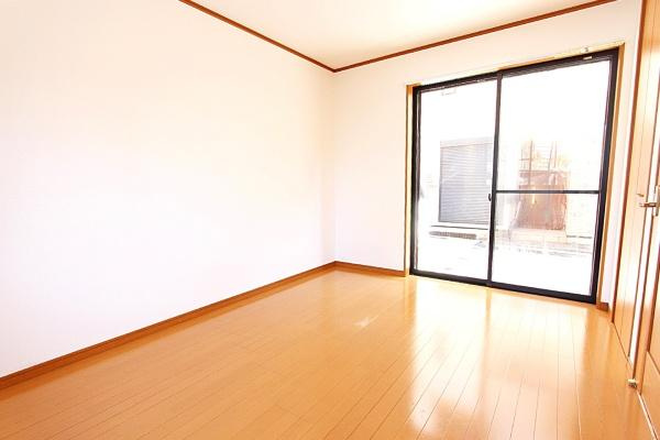 横浜市鶴見区潮田町１丁目の中古一戸建の洋室|大きな窓からたっぷりと日差しが入る洋室です。明るい色合いのフローリングが印象的です。収納スペースも備わっており快適にご利用いただけます。レイアウトもしやすいシンプルな形状となっています。