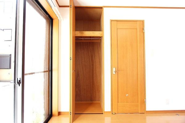 横浜市鶴見区潮田町１丁目の中古一戸建の収納|収納スペースがしっかりと確保されたお部屋です。クローゼット付きで整理整頓がしやすい印象です。木目調のデザインが温かみを感じさせます。扉の開閉もしやすく使いやすさがポイントです。