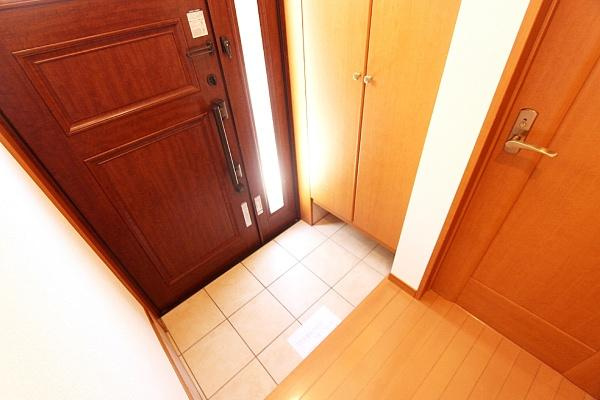 横浜市鶴見区潮田町１丁目の中古一戸建の玄関|玄関には明るい採光があり外からの光が入りやすいデザインです。タイル張りで掃除がしやすく清潔感があります。収納スペースも備わっており靴や小物を整理しやすい玄関です。