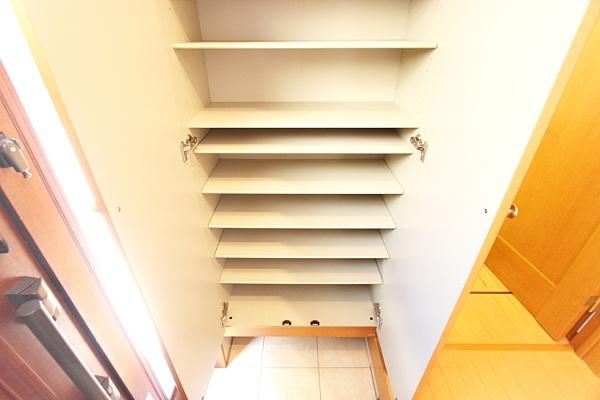 横浜市鶴見区潮田町１丁目の中古一戸建の玄関|玄関には収納棚が備え付けられておりたくさんの靴を整理できます。棚の高さも調節可能で使い勝手の良さが特徴です。玄関スペースがいつもすっきりと保てます。収納力のある玄関で毎日快適に出入りできます。