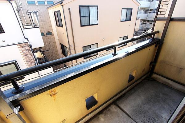 横浜市鶴見区潮田町１丁目の中古一戸建のバルコニー|手すり付きのバルコニーで安心してお使いいただけます。外の景色を眺めることができる位置にあるため開放感を味わえます。壁面の差し色がアクセントとなっており明るい印象です。