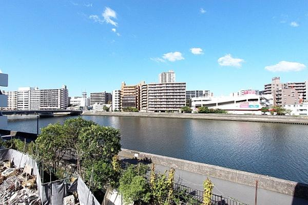 横浜市鶴見区潮田町１丁目の中古一戸建のその他|川沿いの眺望が広がり開放感のある景色を楽しめます。周辺には高層マンションや都市機能が整っています。天気の良い日には青空が映える爽やかな眺めです。水辺に近いため街並みと自然のバランスを感じられます。