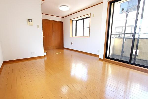 横浜市鶴見区潮田町１丁目の中古一戸建の居間・リビング|バルコニーに面した窓から光が差し込むリビングです。明るいフローリングが空間をすっきりとした印象にしています。収納スペースも備わっていて使いやすさにも配慮されています。換気もしやすい設計です。