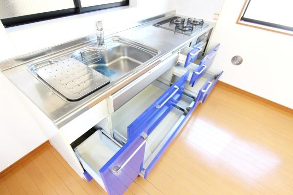 横浜市鶴見区潮田町１丁目の中古一戸建のキッチン|すっきりとしたデザインのキッチンです。収納スペースが多く調理器具や食器も整理しやすい仕様です。ガスコンロやシンクも広く使いやすい配置となっています。