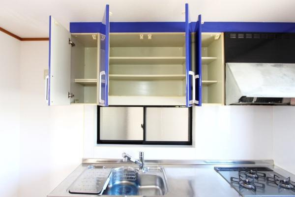 横浜市鶴見区潮田町１丁目の中古一戸建のキッチン|キッチンの上部収納は扉付きで見た目もすっきりとしています。シンクとコンロが隣接しており動線がコンパクトです。作業スペースにはステンレス素材が採用されています。換気扇がしっかりと設置されています。