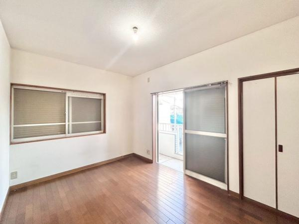 【寝室】 | 光が沢山取り込める大きな窓。2面採光なので、日差しを長時間受ける事が出来る暖かいお部屋です。