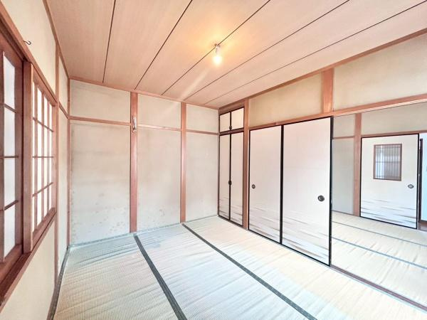 【和室】 | 小さな子供さんが走り回っても大丈夫なくらい広い和室です。
お子様の遊び部屋・お昼寝スペースとして使うのもオススメです♪