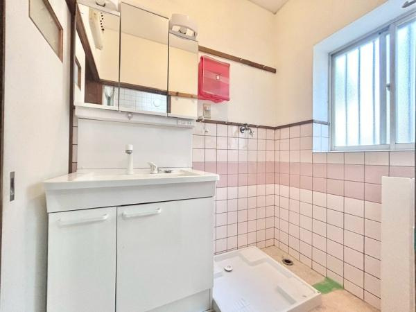 【独立洗面台】 | 明るく、清潔感のある洗面所♪鏡も大きく使い勝手の良い洗面化粧台です♪