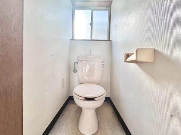 【トイレ】 | 窓があるので、換気しやすく匂いもこもりません♪暗くなりがちなトイレも明るいですよ♪