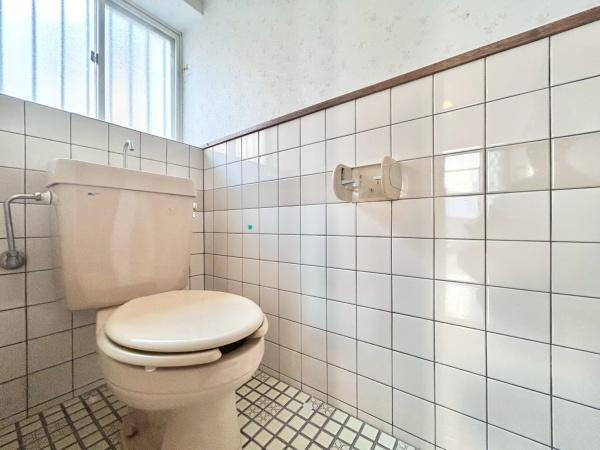 【トイレ】 | 2階にもトイレがあります。
1階にわざわざ降りなくて済むので重宝しますよ♪

