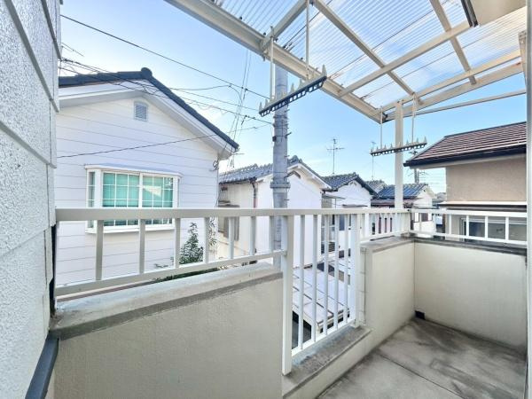 【バルコニー】 | 太陽の光と爽やかな風を受けたお洗濯物はあっという間に乾き、取りこむ時には太陽の匂いを感じられそうですね♪