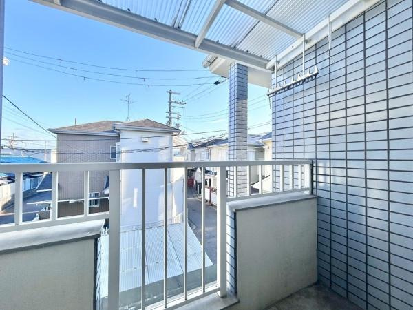 【バルコニー】 | 物干しセットを追加すれば、一度にたくさんのお洗濯物が干せるのが魅力！テーブルセットを広げ、夕涼みを楽しみながら一杯呑むのも楽しいかも…