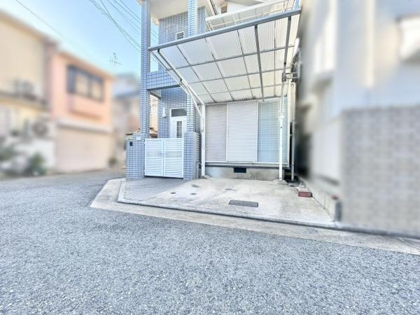 【駐車場】 | お車の出し入れが苦手なママや小さなお子様にも安心ですね。しっかり舗装もされているので、ベビーカーや自転車で通っても快適に通行できます。