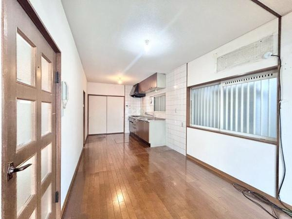 【キッチン】 | 窓があるので換気が必要なときにすぐに風を通すことができます！
空間が広く感じられ、開放感ありますね！
