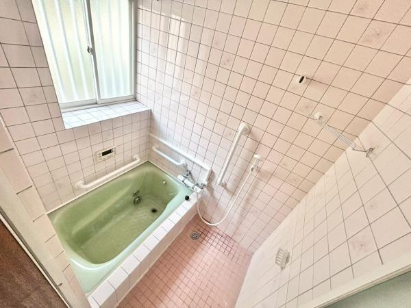 【浴室】 | 毎日の疲れを癒やすバスタイムを♪空気が籠らない様に小窓も設置しております。