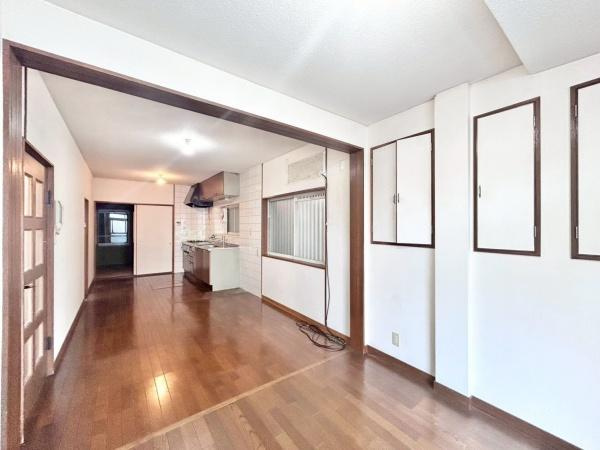 【居間・リビング】 | ここにはみんなが集い、食事と楽しい会話が始まる。話に夢中になりすぎて、ついつい時を忘れてしまう。そんな束の間の幸せを感じさせてくれる場所。