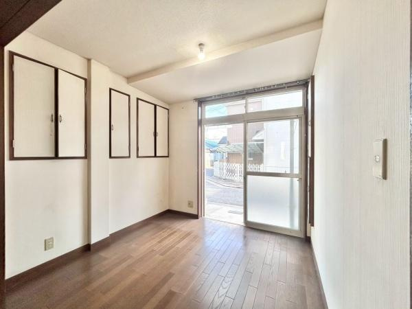 【居間・リビング】 | 室内にいても、たっぷりの陽光と爽やかな風を感じて頂けます！
ご家族と穏やかに過ごす、心地の良い時間が流れます。