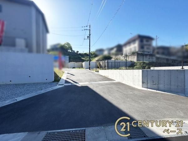 生駒郡斑鳩町龍田西３丁目の売地の前面道路含む現地写真|■現地撮影写真■広々とした開放感ある前面道路です！