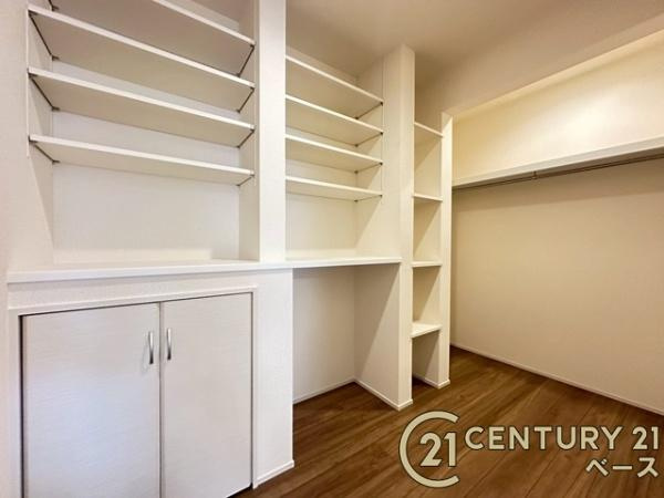 磯城郡川西町結崎 ２号棟 ／新築一戸建の収納|■現地撮影写真■キッチン横にはスッキリ片付くパントリー収納を完備！