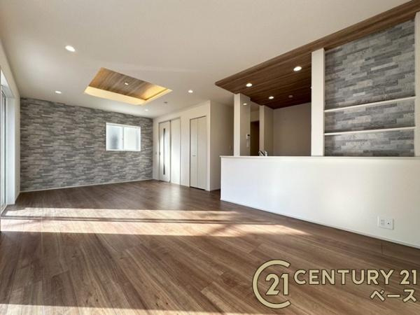 磯城郡川西町結崎 ２号棟 ／新築一戸建の居間・リビング|■現地撮影写真■ご家族でくつろいでいただける広々したリビング！アクセントクロス・折上天井の間接照明がおしゃれな空間を演出します！