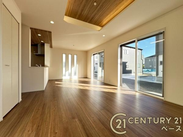 磯城郡川西町結崎 ２号棟 ／新築一戸建の居間・リビング|■現地撮影写真■窓ガラスは紫外線７６％カットで安心のLOW-Eペアガラスを採用！結露防止にも効果的です！