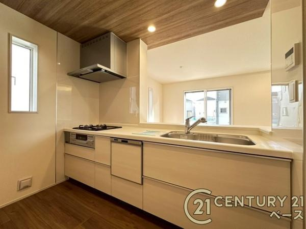 磯城郡川西町結崎 ２号棟 ／新築一戸建のキッチン|■現地撮影写真■収納力と使いやすさを追求したシステムキッチンです！食洗機付きで毎日の洗い物も楽々！