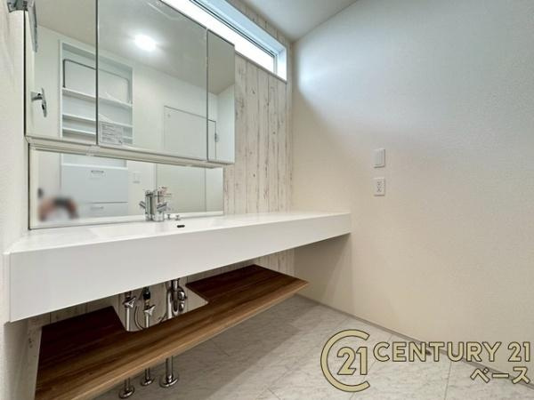 磯城郡川西町結崎 ２号棟 ／新築一戸建の独立洗面台|■現地撮影写真■三面鏡タイプのミラーキャビネット！収納スペースも豊富です！